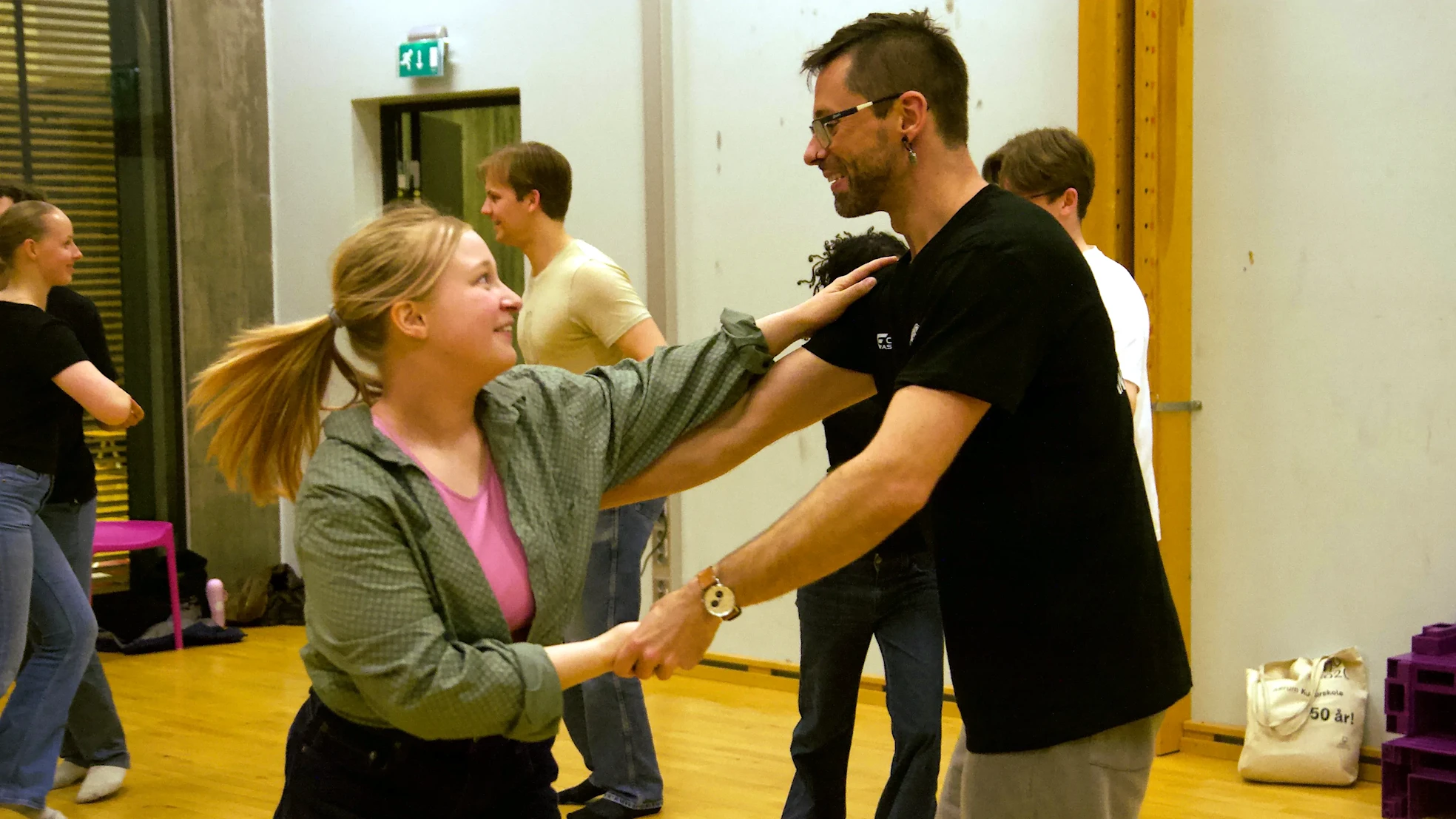 På salsa kurs 3 (øvet) danser student og instruktør i par i full sving