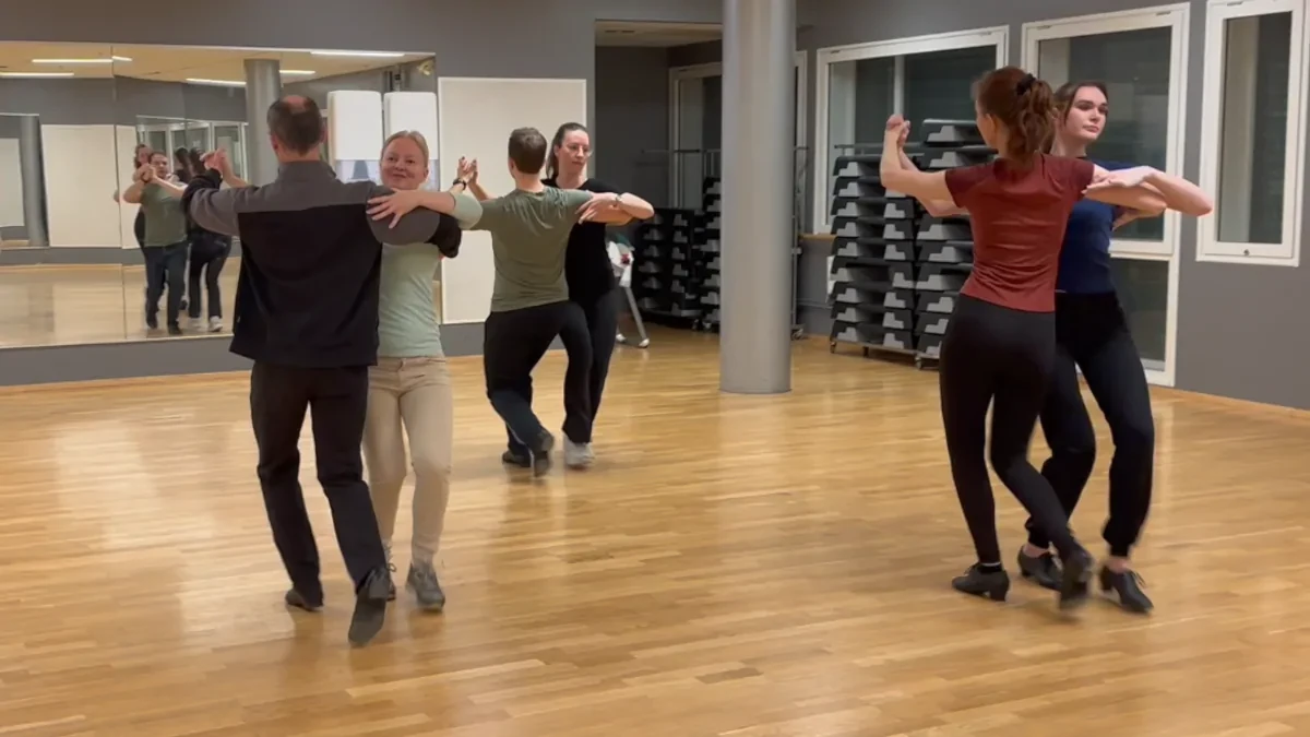 Tre dansepar øver på quickstep på dansekurs i selskapsdans i oslo