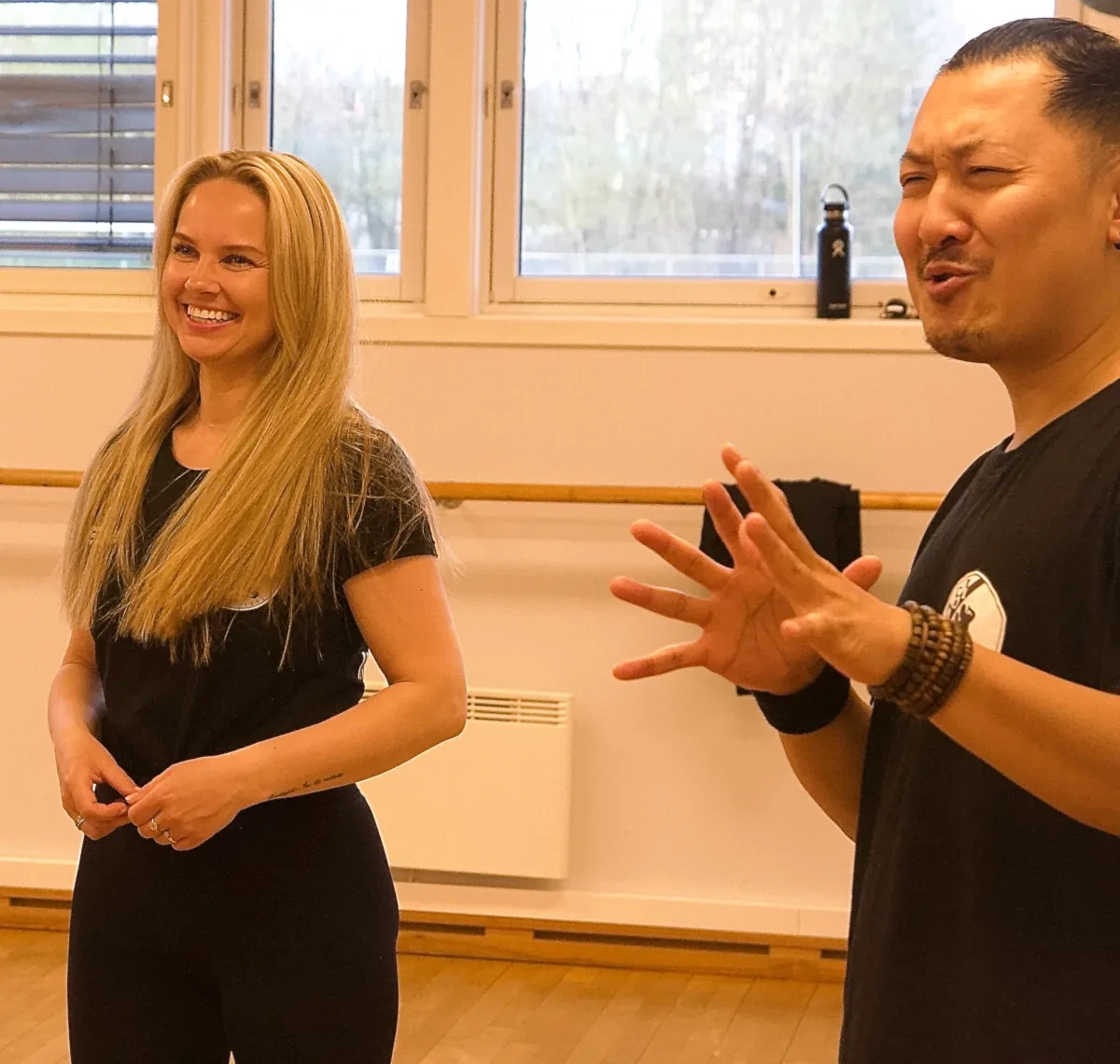 To smilende danseinstruktører fra dansekurs i bachata i Oslo