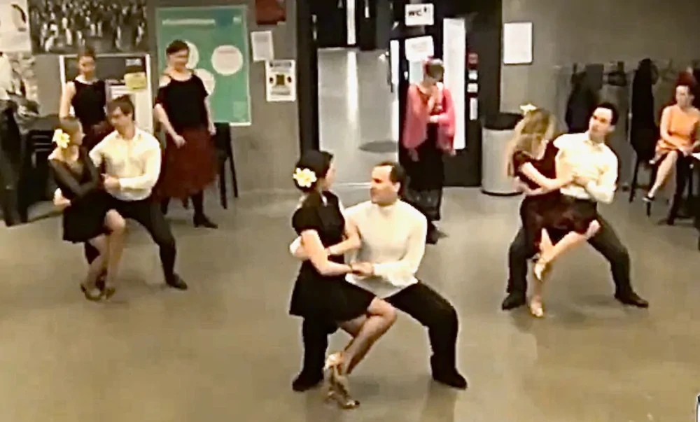 Tre dansepar i flott antrekk på danseoppvisning