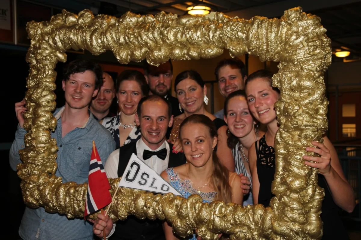 Smilende deltakere av OSI Pardans står sammen