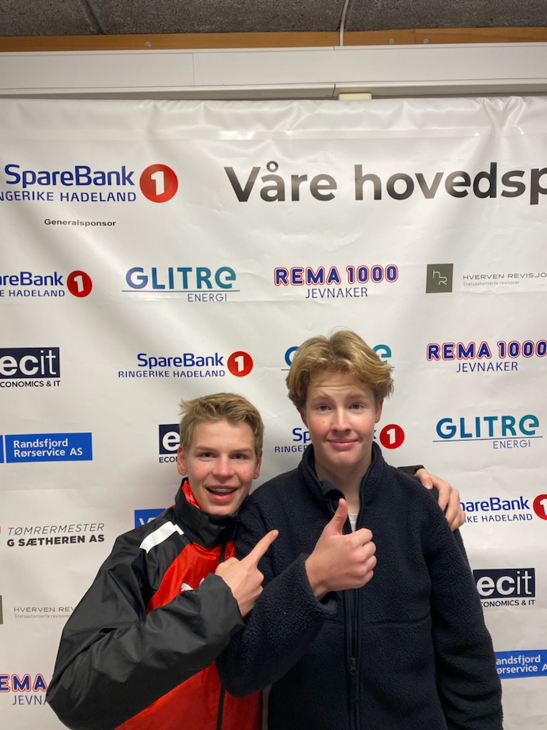 OSCAR OG OSKAR BER LAGET DITT MED PÅ KAMP LØRDAG