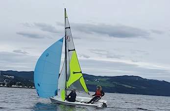 Barn og unge med vind i seilene