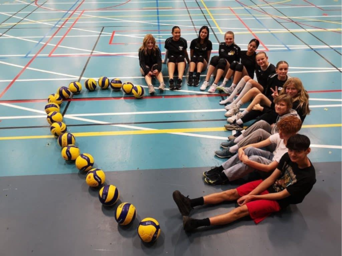 Et bilde som inneholder sko, sport, person, gruppeAutomatisk generert beskrivelse