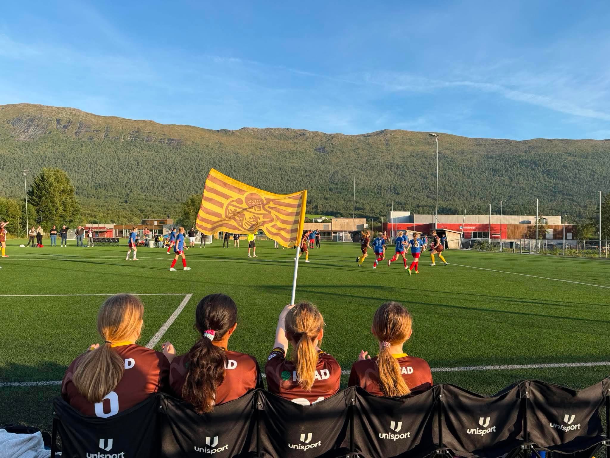 Image for Jentefotballen blomstrer i Eidsvåg