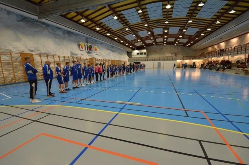 Et bilde som inneholder sport, person, innendørs, Basketballkamp Automatisk generert beskrivelse