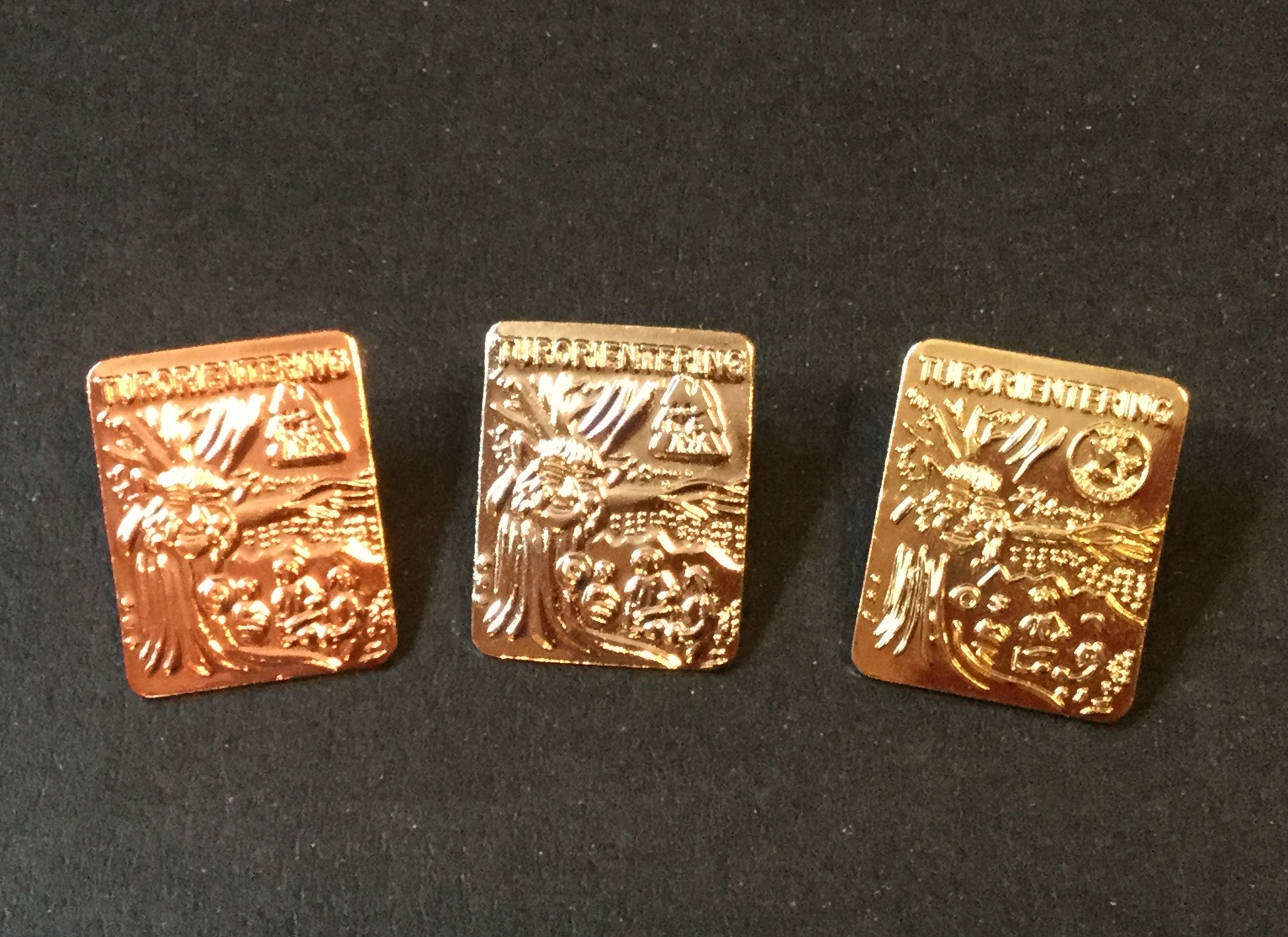 Fortsatt merker og plaketter på lager