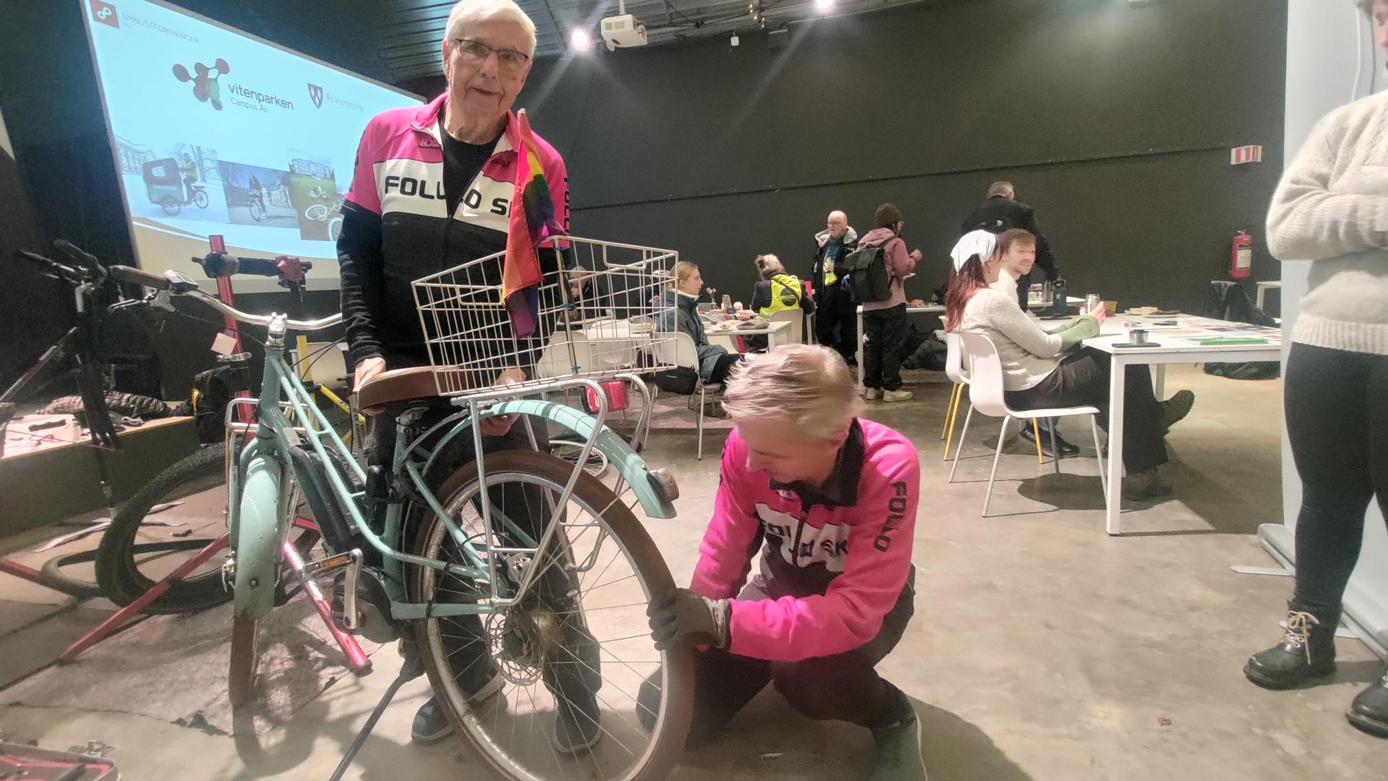 Vintersykkelfest i Ås - Follo Sykkelklubb bidrar med sykkereparasjon og dekkskift