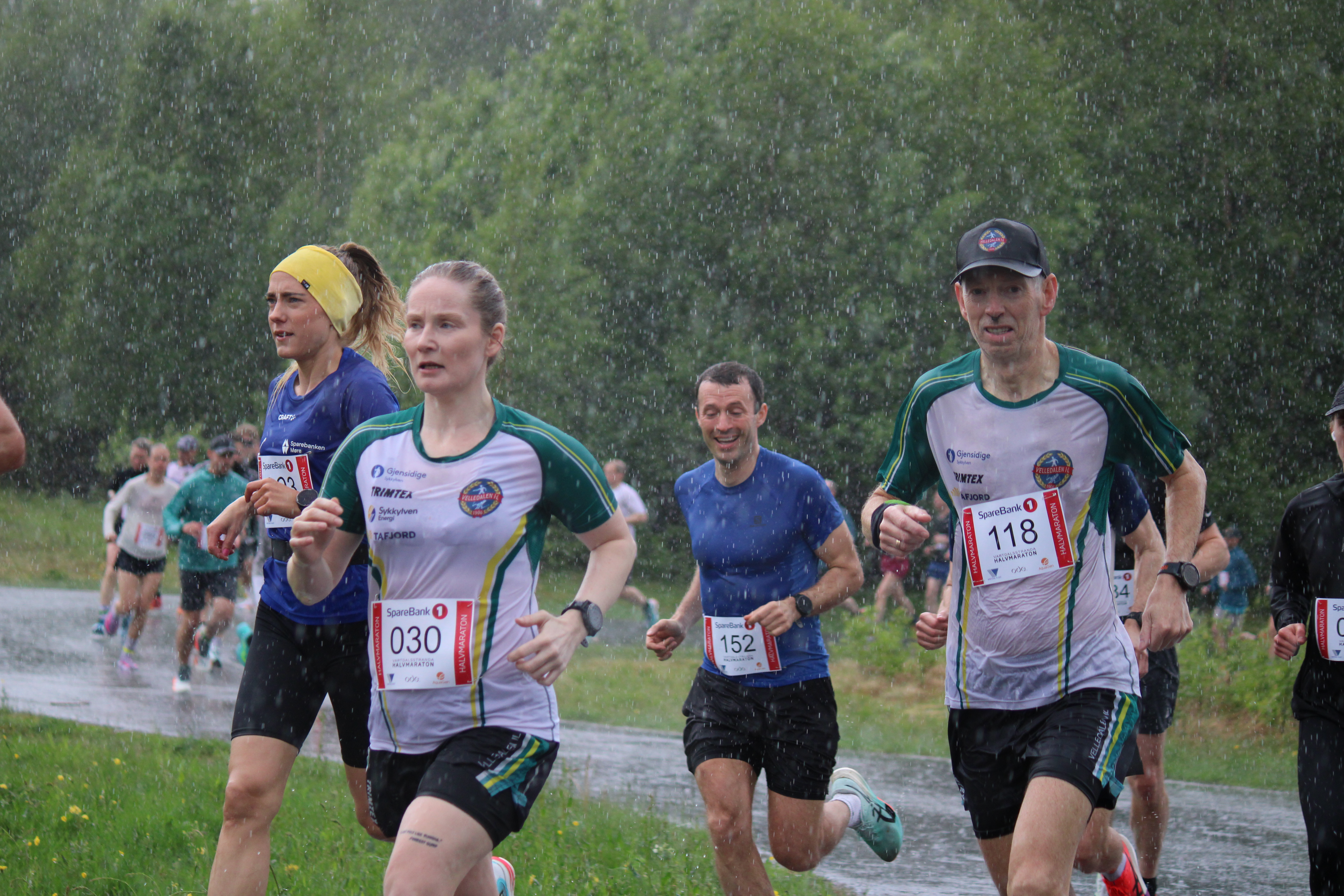 KM halvmaraton Vartdal: Seks løparar, seks medaljar