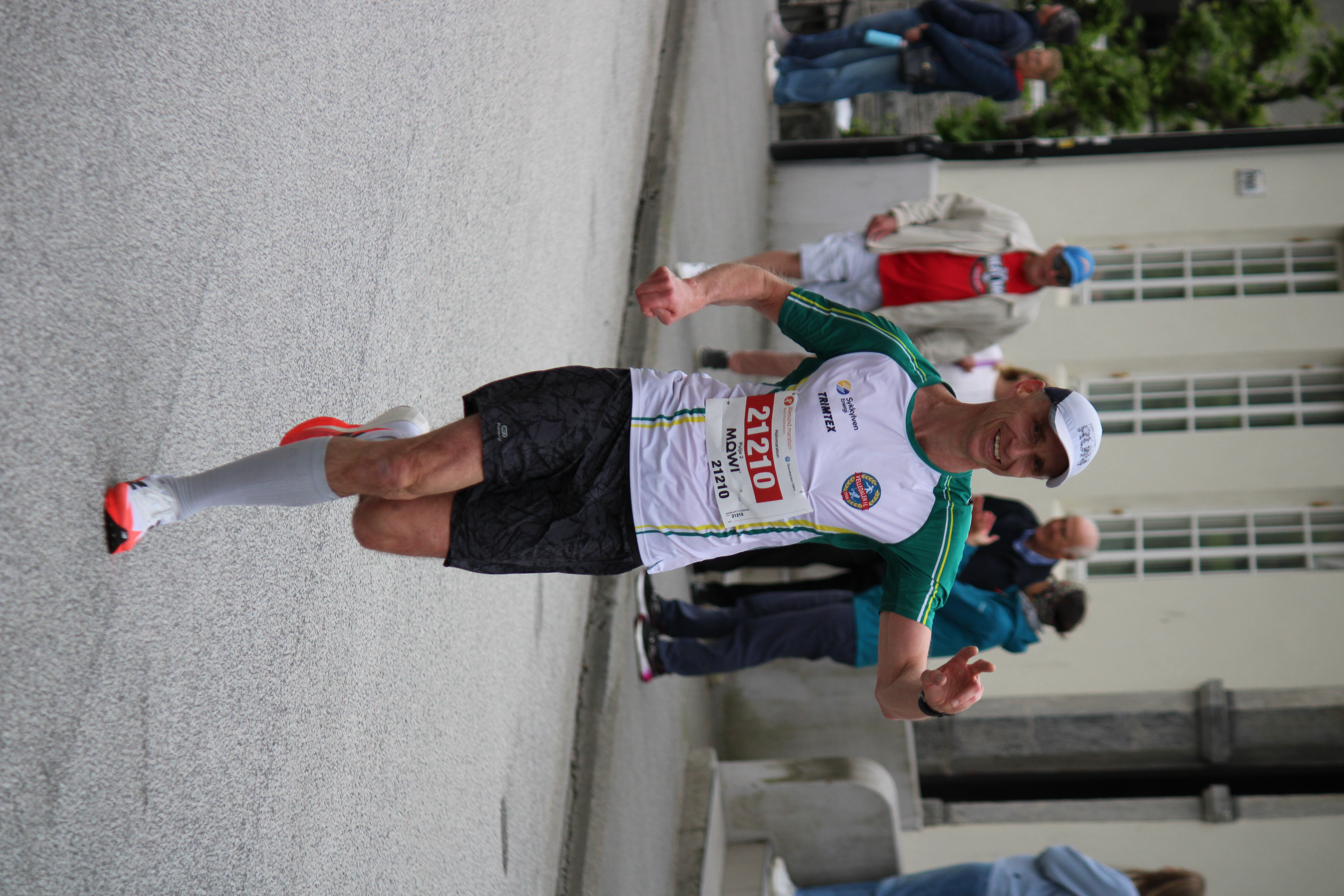 Ålesund Maraton: Fjør i hatten for Maciej!