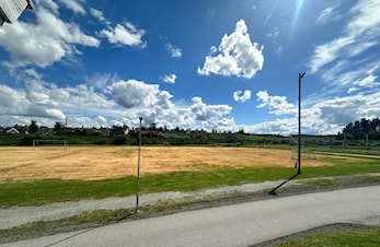 Tørr og brun gressbane