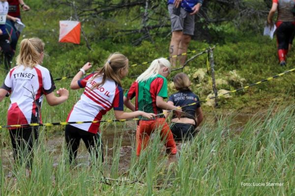 Et bilde som inneholder utendørs, gress, person, klærKI-generert innhold kan være feil.