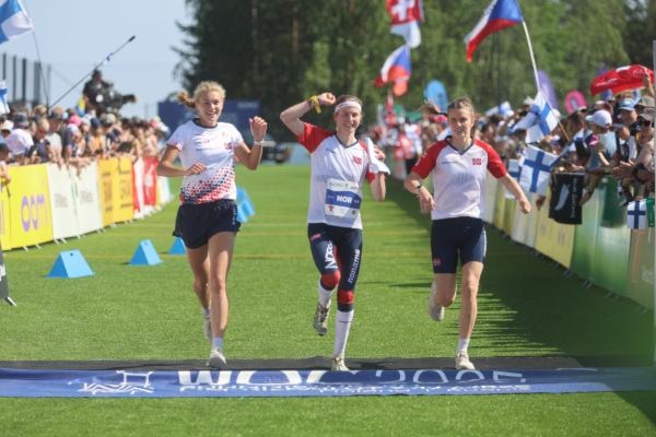 Et bilde som inneholder friidrett, person, gress, sportKI-generert innhold kan være feil.