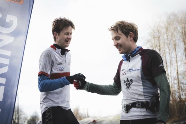 Et bilde som inneholder person, klær, utendørs, himmelKI-generert innhold kan være feil.