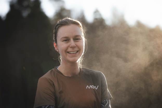 Et bilde som inneholder Menneskeansikt, person, smil, utendørsKI-generert innhold kan være feil.