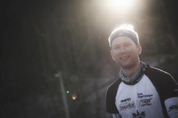 Et bilde som inneholder person, Menneskeansikt, utendørs, klærKI-generert innhold kan være feil.