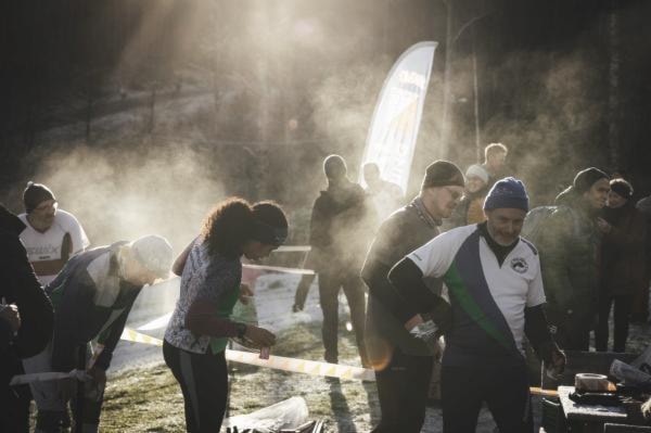 Et bilde som inneholder klær, person, mann, folkKI-generert innhold kan være feil.