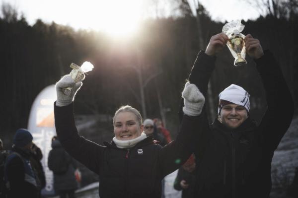 Et bilde som inneholder person, utendørs, Menneskeansikt, klærKI-generert innhold kan være feil.