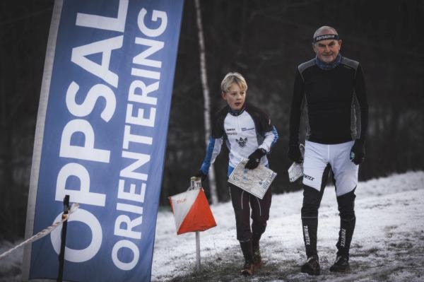 Et bilde som inneholder utendørs, person, klær, skoKI-generert innhold kan være feil.