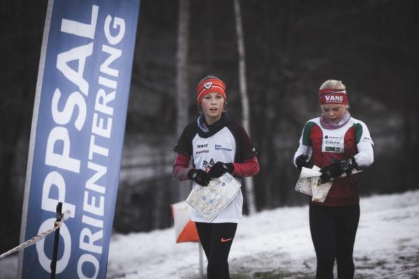 Et bilde som inneholder utendørs, person, klær, snøKI-generert innhold kan være feil.