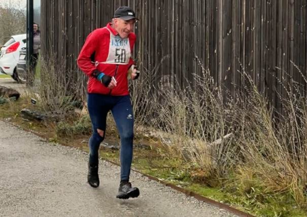 Et bilde som inneholder utendørs, person, sko, gressKI-generert innhold kan være feil.