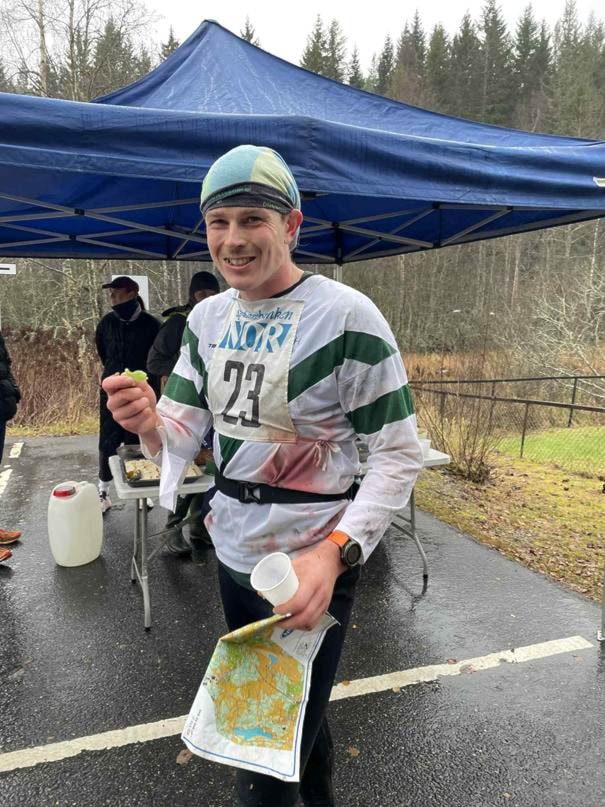 Et bilde som inneholder person, klær, utendørs, treKI-generert innhold kan være feil.