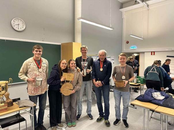 Et bilde som inneholder klær, person, vegg, innendørsKI-generert innhold kan være feil.