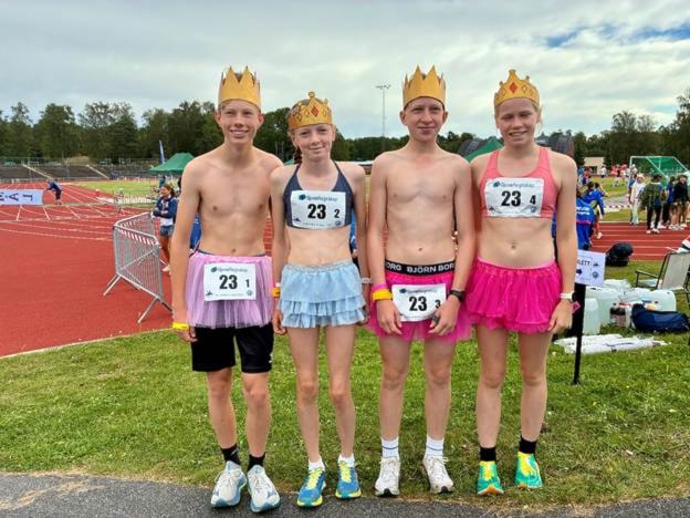 Et bilde som inneholder person, utendørs, Shorts, skoKI-generert innhold kan være feil.