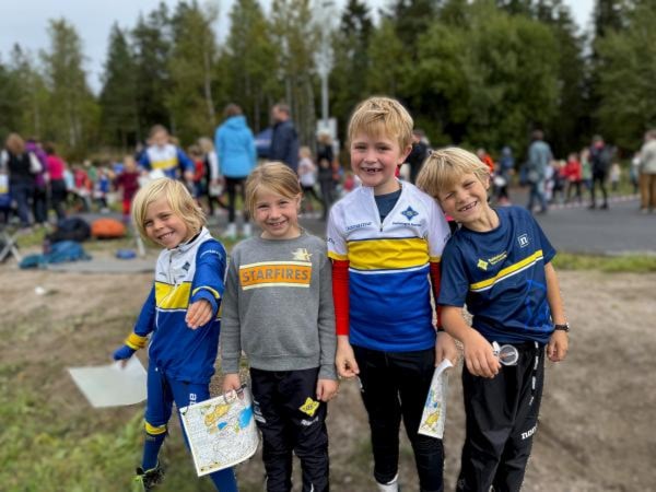 Et bilde som inneholder utendørs, person, klær, skoKI-generert innhold kan være feil.