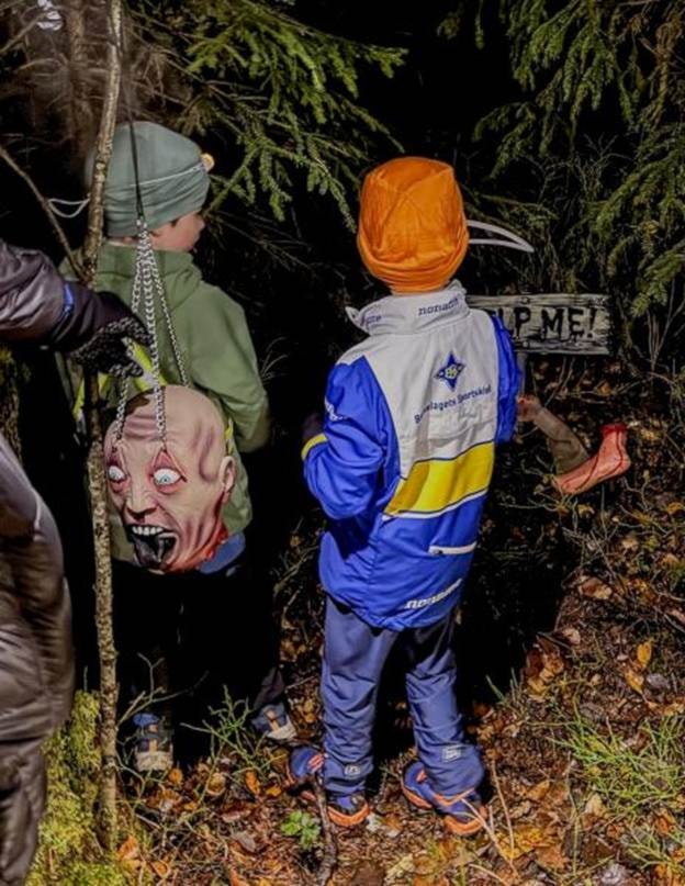 Et bilde som inneholder klær, utendørs, person, jakkeKI-generert innhold kan være feil.