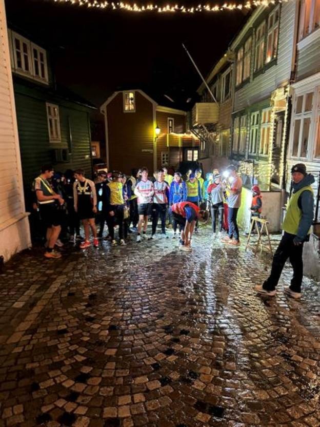 Et bilde som inneholder konstruksjon, sko, grunn, folkKI-generert innhold kan være feil.