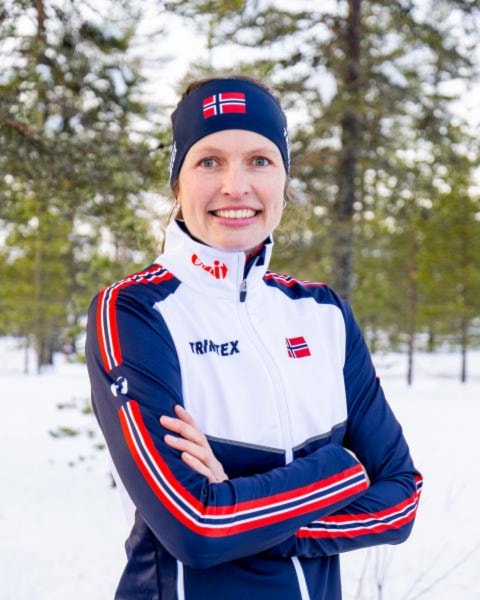 Et bilde som inneholder person, klær, tre, MenneskeansiktKI-generert innhold kan være feil.