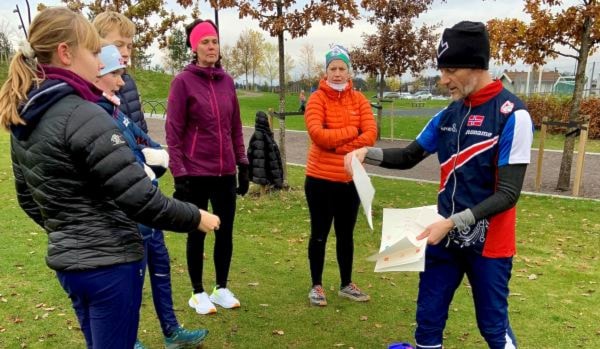 Et bilde som inneholder person, klær, utendørs, gressKI-generert innhold kan være feil.