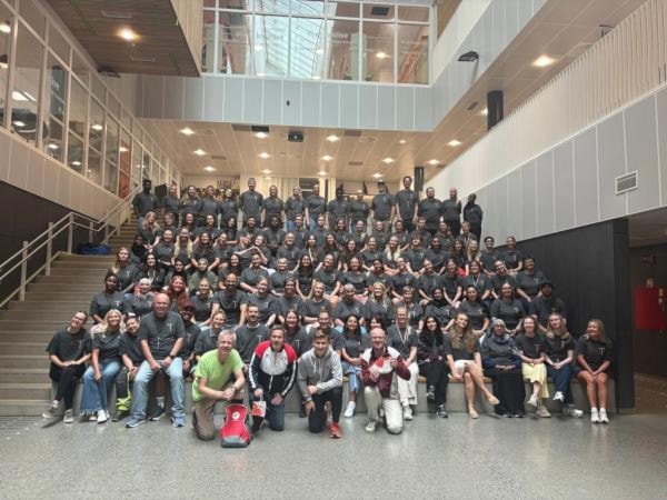 Et bilde som inneholder klær, person, scenebilde, innendørsKI-generert innhold kan være feil.