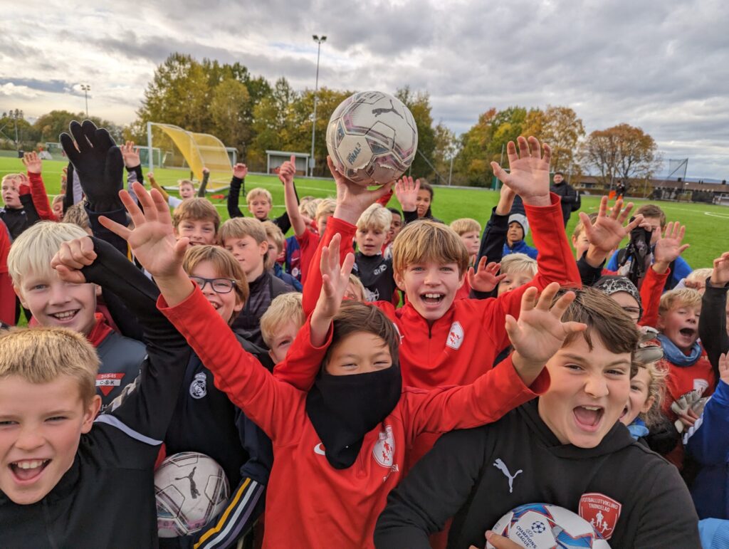Jentegrupper på fotball etter skoletid!