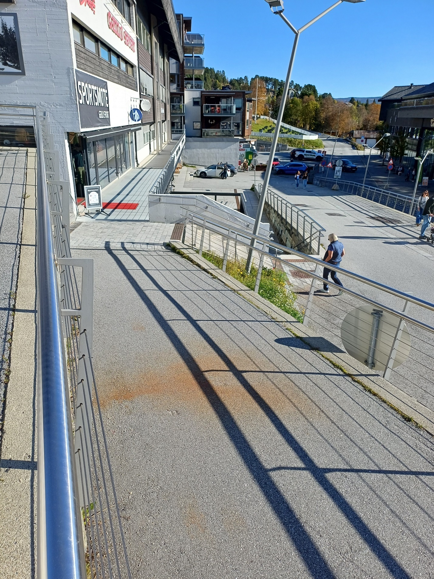 Et bilde som inneholder utendørs, himmel, skinne, grunnAutomatisk generert beskrivelse