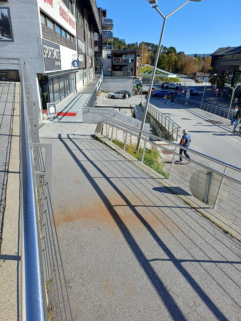 Et bilde som inneholder utendørs, himmel, skinne, grunnAutomatisk generert beskrivelse