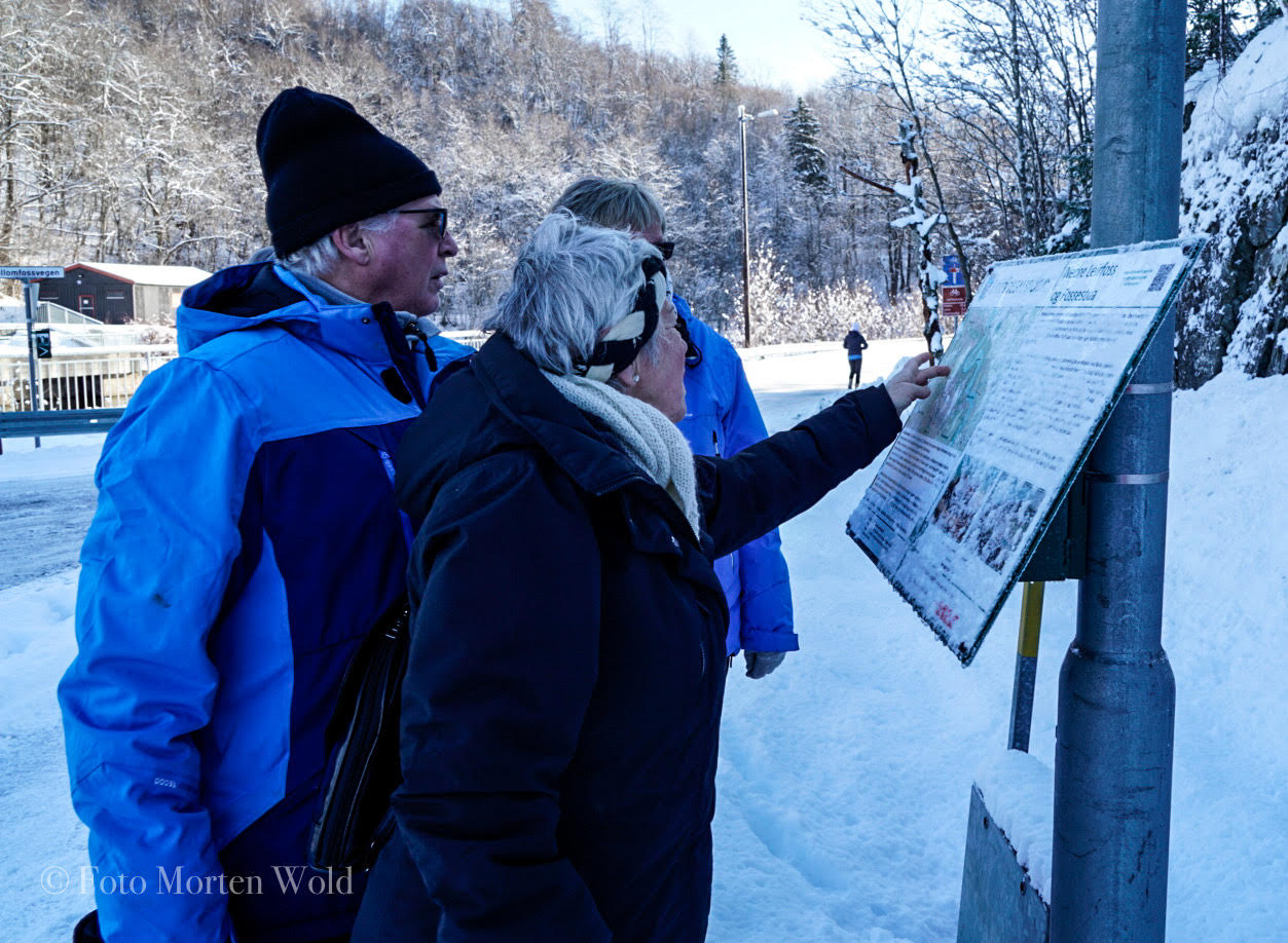 Gågruppa i Utleira tester Leirfossrunden