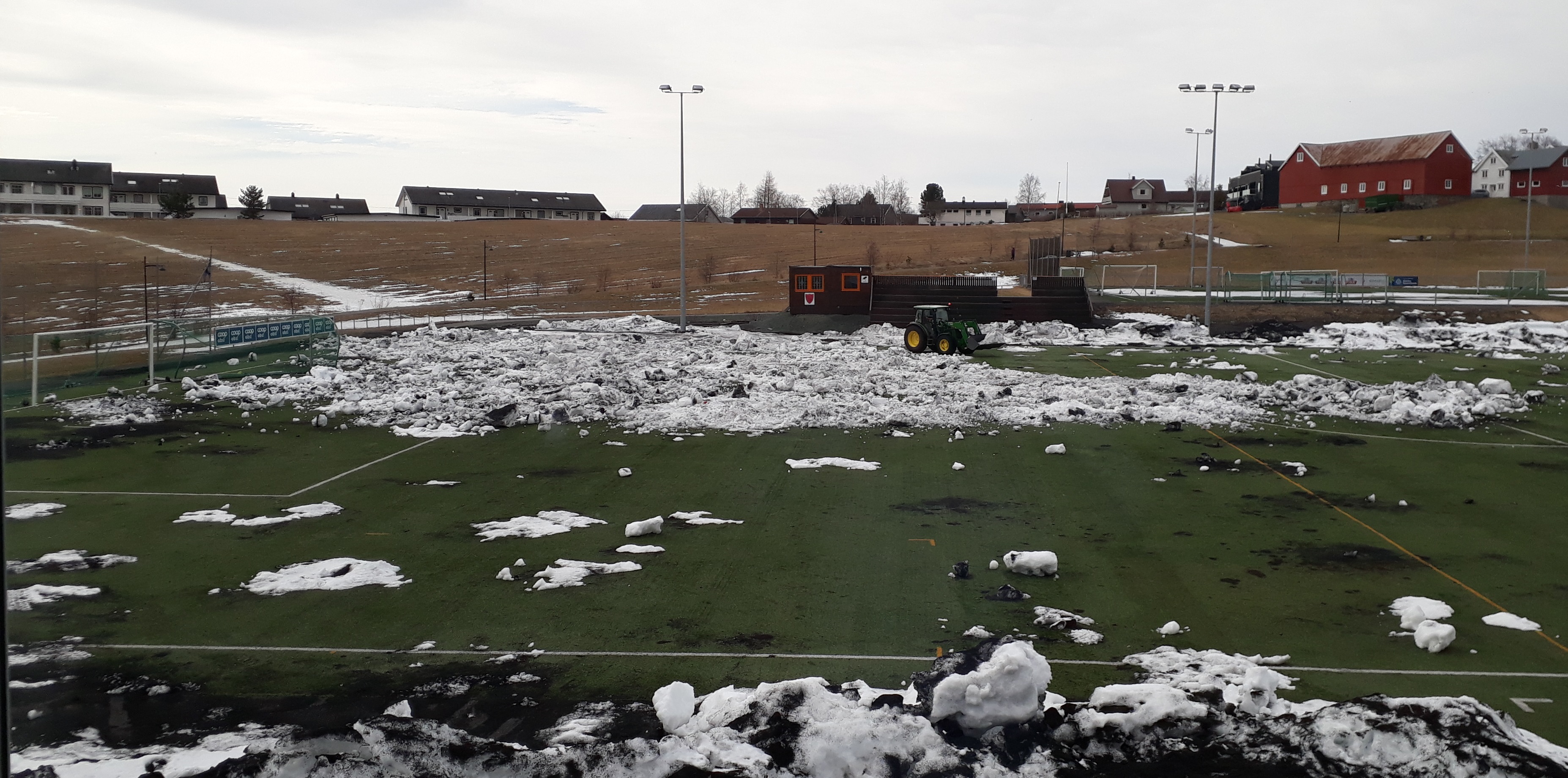 Klubben måkte snøen ut på fotballbanen. To grunner til det uvanlige grepet.