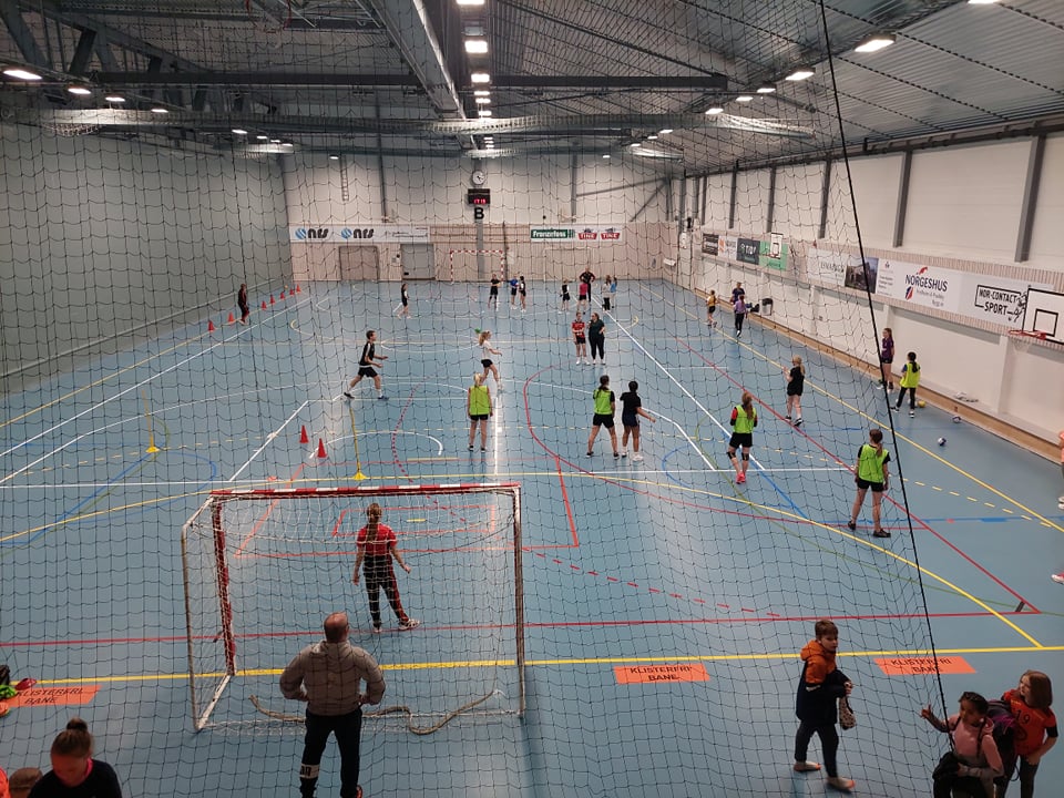 Masse liv i hallen på klubbkveld Mandag