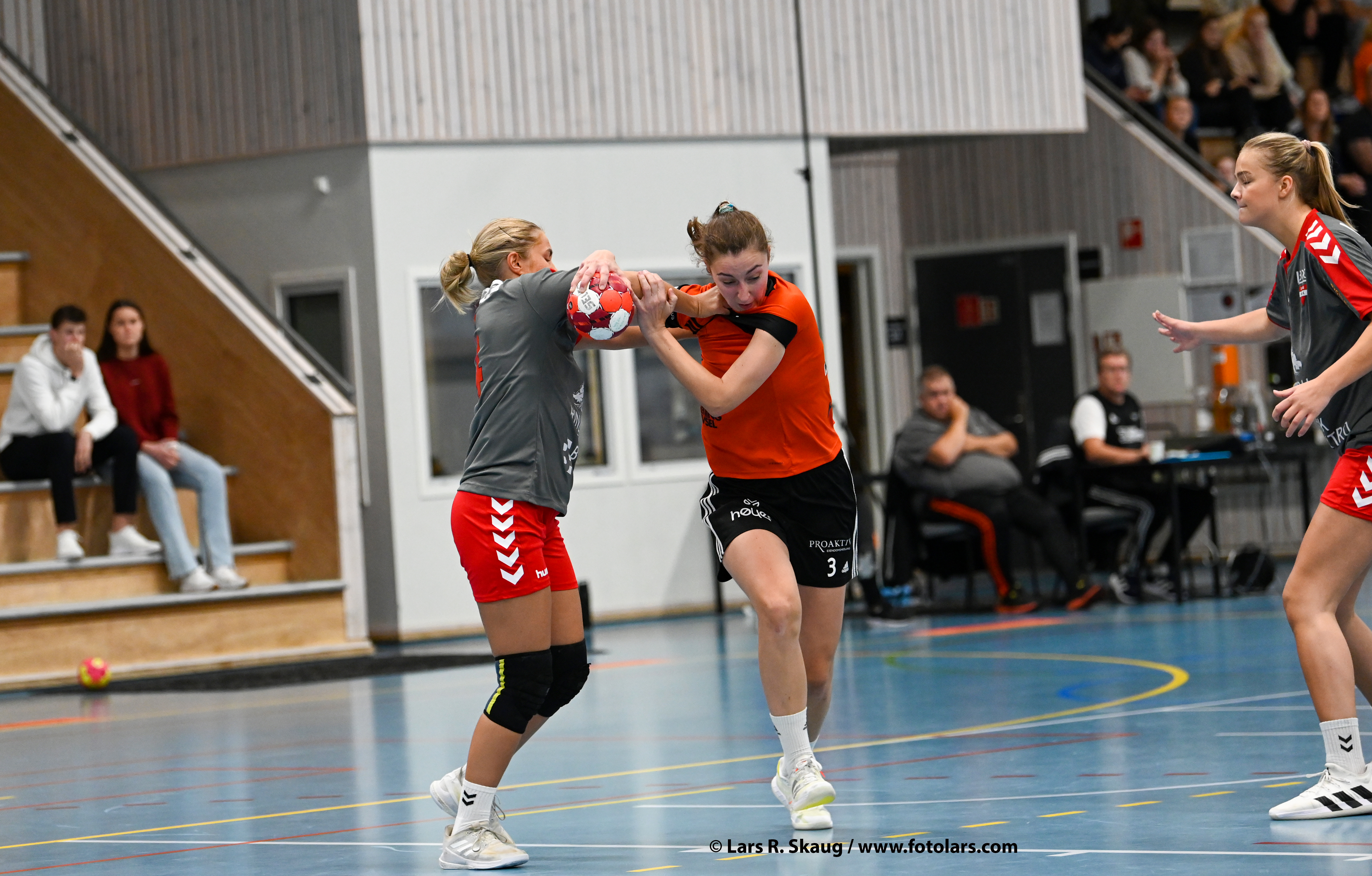 Utleira D2 besøker yngres lag i klubben