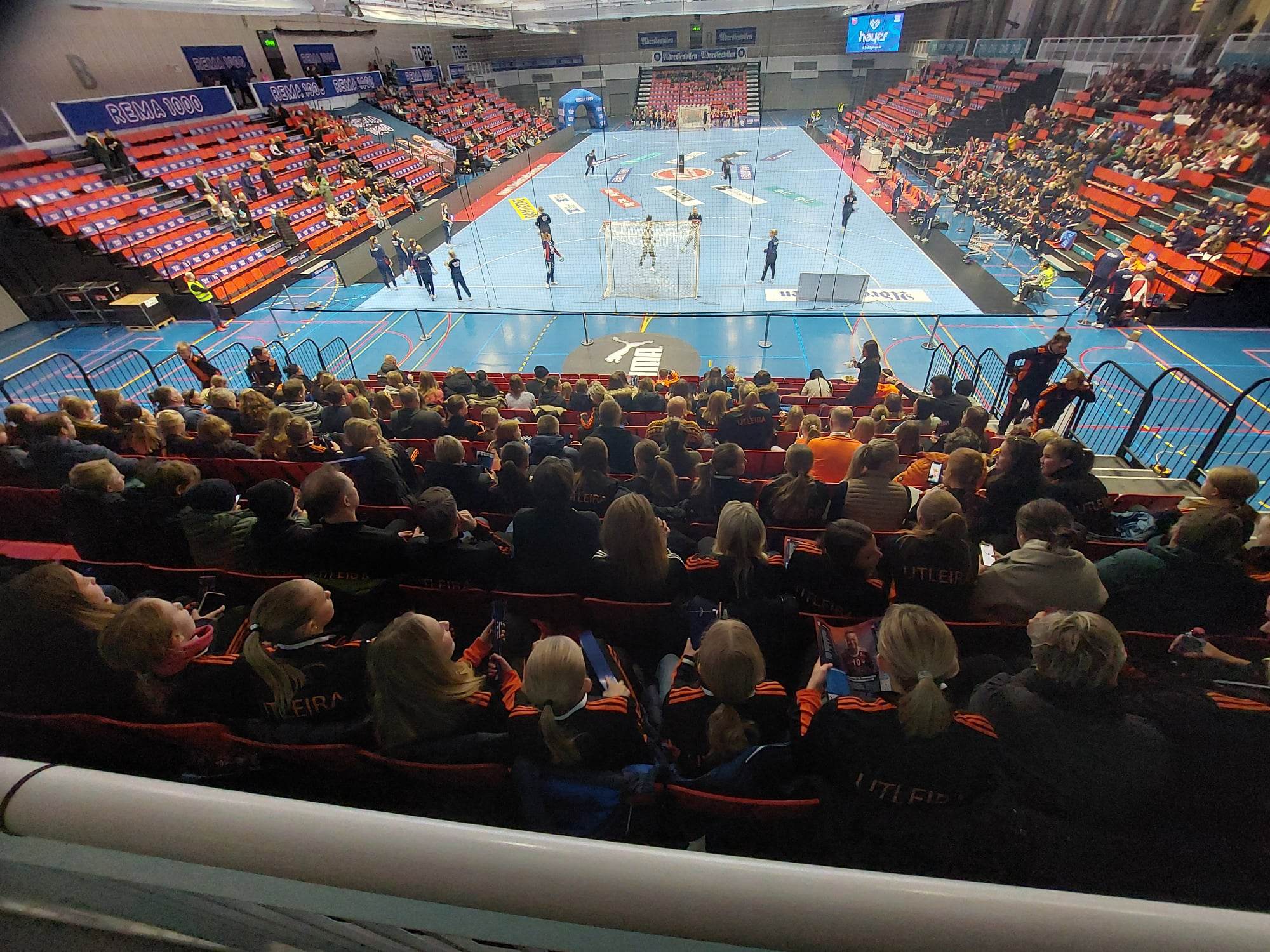 Full tribune med håndballspillere fra Utleira