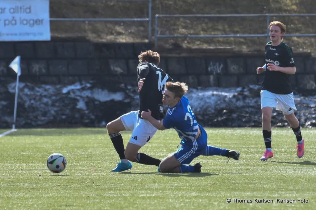 Et bilde som inneholder person, utendørs, gress, sportsutstyr