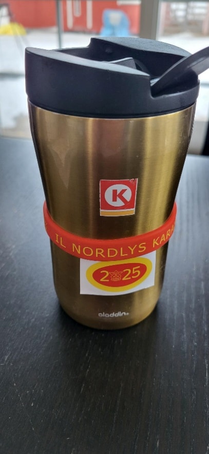 Et bilde som inneholder kopp, mat, tekst, AvfallsbeholderKI-generert innhold kan være feil.