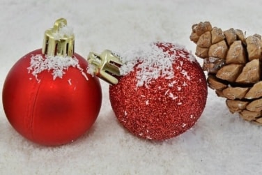 Et bilde som inneholder jul, vinter, rød, JuleutsmykkingKI-generert innhold kan være feil.