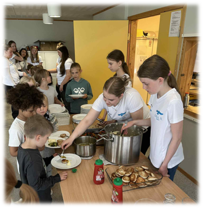 Et bilde som inneholder person, klær, innendørs, veggKI-generert innhold kan være feil.
