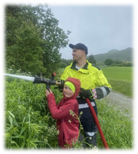 Et bilde som inneholder utendørs, himmel, gress, planteKI-generert innhold kan være feil.