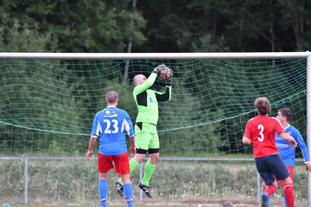 Theo med klister i hanskene da det kladdet for lagkameratene