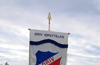 Vår leder Håvard Myrseth bærer Drivfana 17.mai 2022