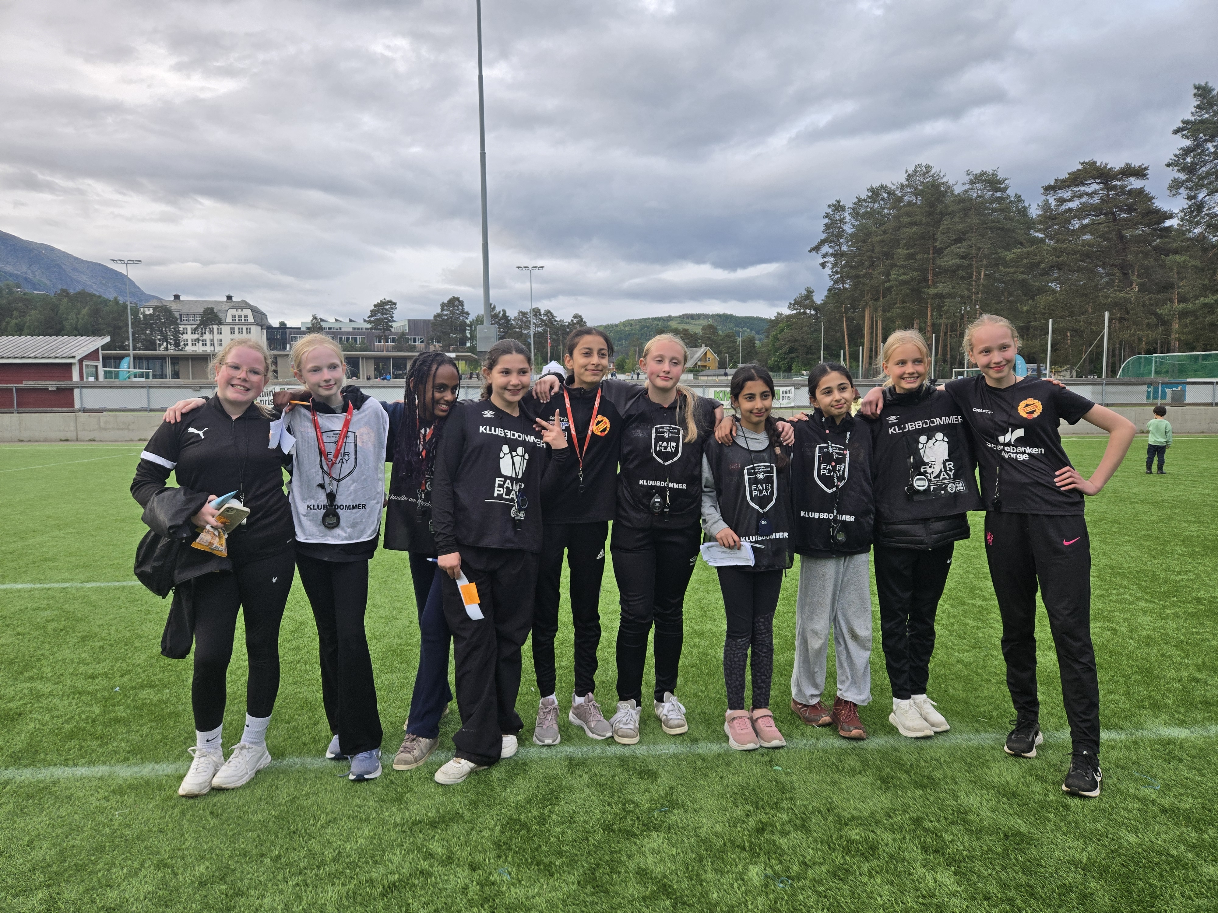 Image for Frøyajenter fikk verdifull dommererfaring på Voss Cup